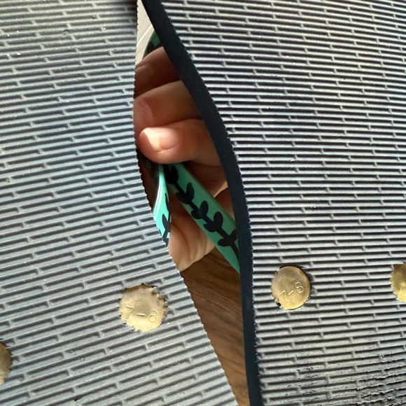 Vera Bradley Blue and Teal Patterned Flip Flops Sz 8 - Picture 7 of 7